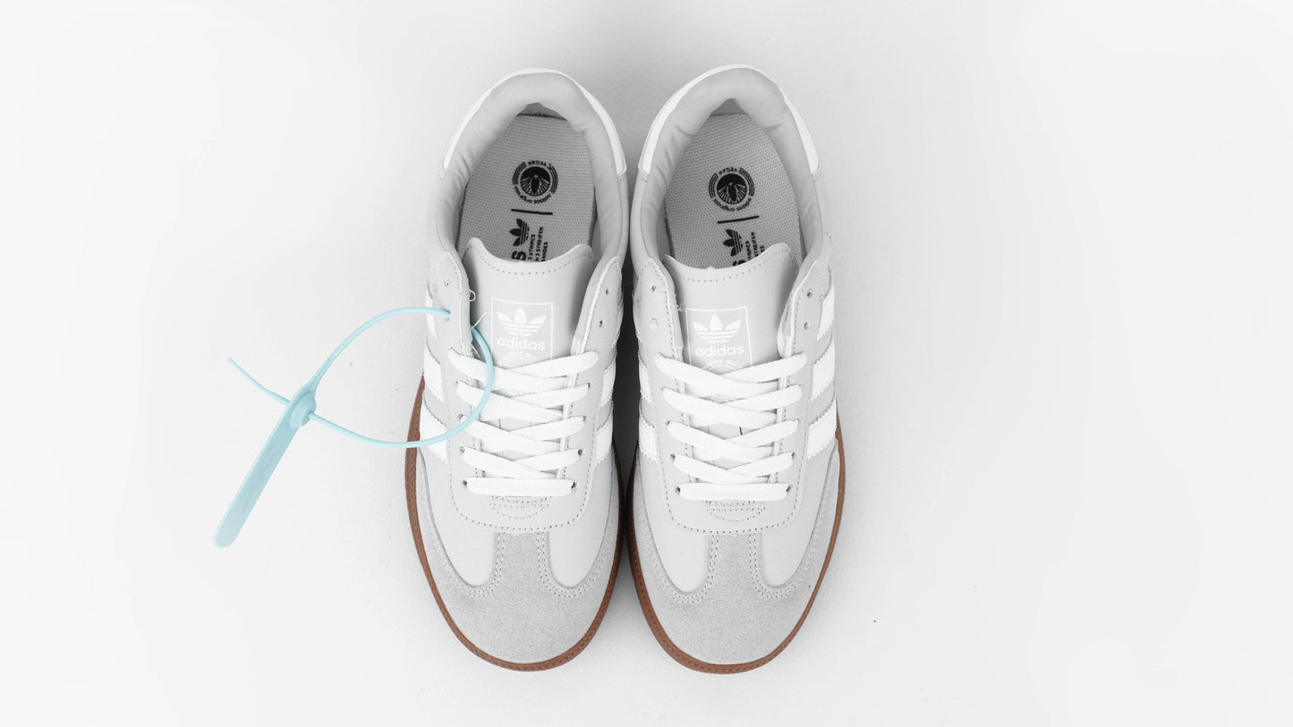 2122 gray / white